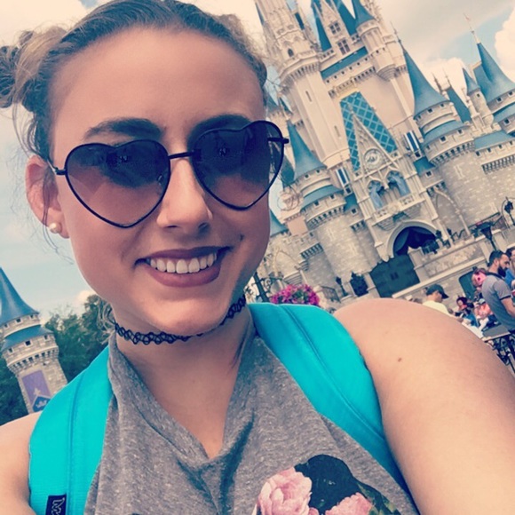 Meet your Posher, Tera - Picture 2 of 4